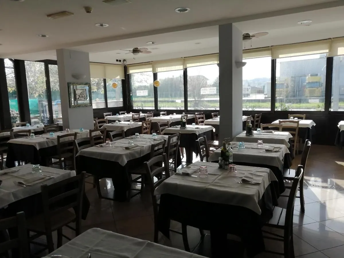 ゲストハウス Sestosenso Food Drink Sleep Ristorante Pizzeria Alloggi チェゼーナ